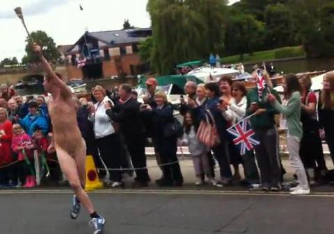 Aşa Jocuri Olimpice nu s-au mai pomenit! Torţa olimpică, purtată de un bărbat GOL! VIDEO