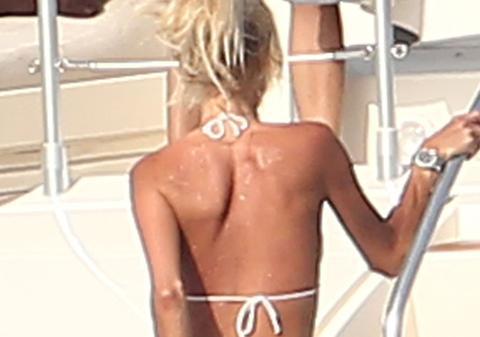 SPECTACOL DE TOATĂ JENA oferit de o vedetă de plajă. A vrut BIKINI MINUSCULI şi s-a umplut de RUŞINE  | FOTO