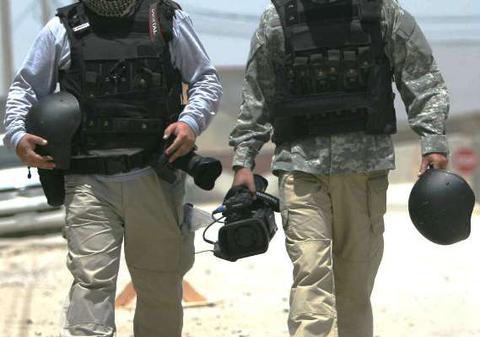 Corespondenţii  Kanal D din Afganistan s-au răsturnat cu un blindat