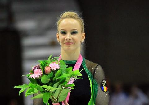 FRUMOASA OLIMPIADEI! Sandra Izbaşa e comparată cu actriţele de la Hollywood! Dar ea are şi aurul la sărituri!