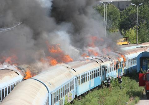 Incendiu la Podul Grant! Un tren de călători e în flăcări