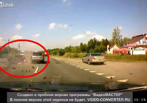 Uite cum sfârşeşte o Lada care se ia la întrecere cu un BMW! | VIDEO ŞOCANT