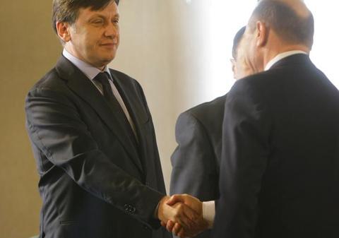 Băsescu: "Mi-am făcut cruce când am auzit ce a zis Antonescu. Am o recomandare: RELAX!"