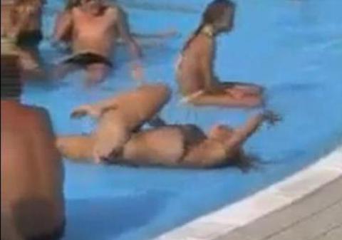 FAZA VERII la PISCINĂ: BLONDA ÎN CĂLDURI LA APA MICĂ. Bărbaţii vor să intervină, dar habar n-au cum | VIDEO