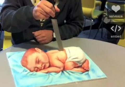 UITE cum bagă acest bărbat CUŢITUL într-un bebeluş | VIDEO