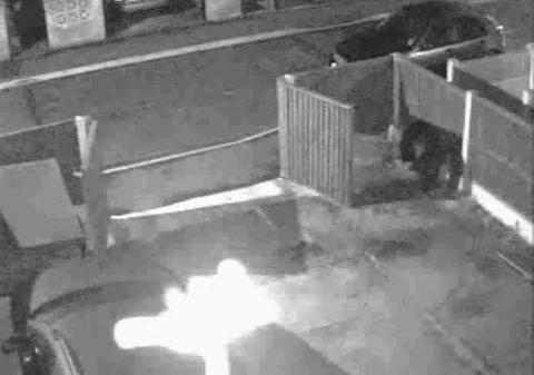 APARIŢIA MISTERIOASĂ suprinsă de camerele de supraveghere. "E FANTOMA unui COPIL la noi în curte!" 