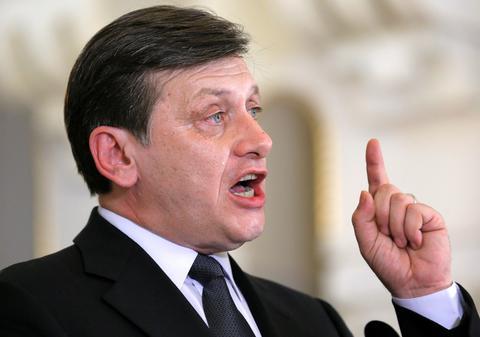 EXPLOZIV! CRIN:"BĂSESCU scapă de mine doar dacă MĂ OMOARĂ!"