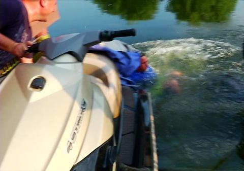 Anamaria Prodan RÂDE ÎN HOHOTE de Reghecampf! Vezi cum s-a dus de-a dura în lac antrenorul Stelei!