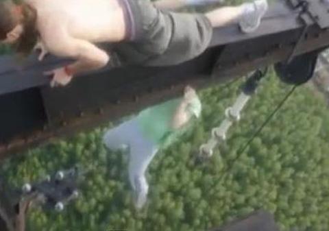 Ăştia chiar nu sunt normali! Uite ce fac ruşii ăştia la zeci de metri înălţime! | VIDEO ŞOCANT