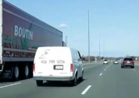 SURPRIZĂ COLOSALĂ pe autostradă. Şoferii nu şi-au imaginat vreodată că vor întâlni pe drum aşa ceva! VIDEO