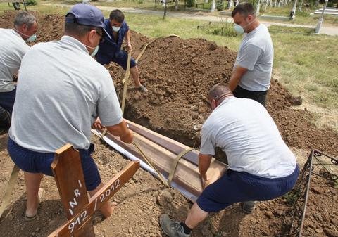 MORŢII îngropaţi în cimitirul Străuleşti 2 NU AU NUME, CI CODURI!