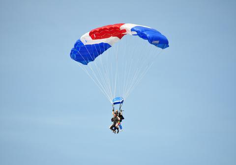 O domnişoară l-a convins pe primarul din Baia Mare să comită un gest extrem! Cătălin Cherecheş  a sărit cu paraşuta de la 4.000 de metri