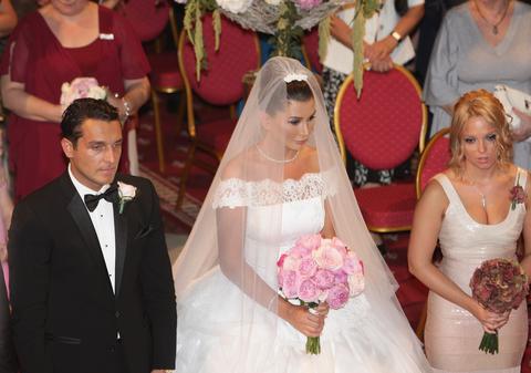 EBA şi-a impresionat invitaţii la nuntă! Uite POSTURA ÎN CARE NU A MAI VĂZUT-O NIMENI până atunci | FOTO