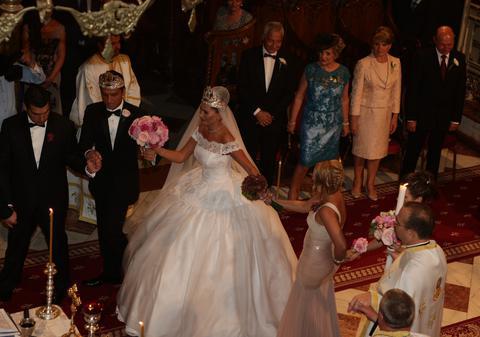 Elena Udrea şi-a schimbat vestimentaţia de două ori, la nunta cu 843 de invitaţi a Elenei Băsescu