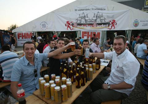 82% dintre românii de peste 18 ani se relaxează la o bere 