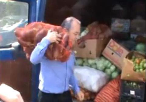 Emil Boc, AŞA CUM NU L-AI VĂZUT NICIODATĂ! Iată-l cărând SACI DE LEGUME ÎN SPATE! Video