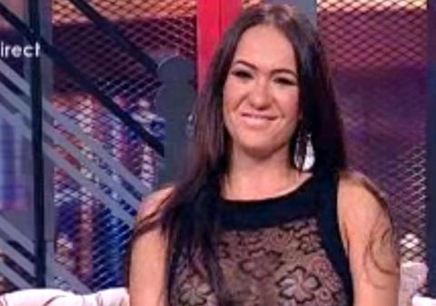 Margherita, atât de fericită că a luat bacul şi că şi-a pus silicaone, încât a purtat o rochie TRANSPARENTĂ. FĂRĂ SUTIEN!