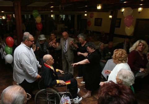 Un bătrân l-a emoţionat până la lacrimi pe Cristian Popescu Piedone