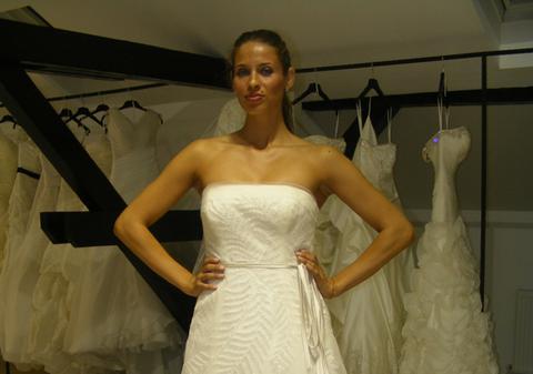 Creatoarea rochiilor lui Mariah Carey şi Victoria Beckham a adus la Bucureşti modele de 11.500 de lei. Aşa arată!