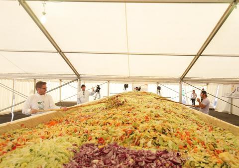 România are CEA MAI MARE SALATĂ DIN LUME cu o greutate de PESTE19.000 KILOGRAME