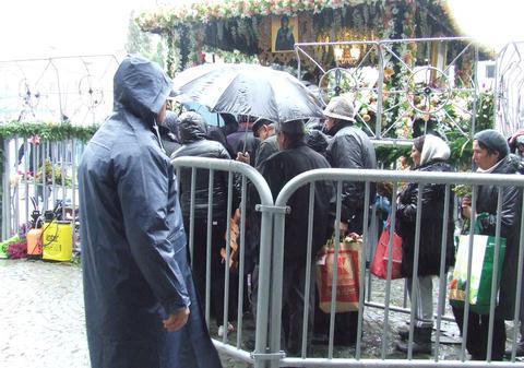 Sfânta Parascheva: Au îndurat ore în şir ploaia, ca să ajungă la moaşte