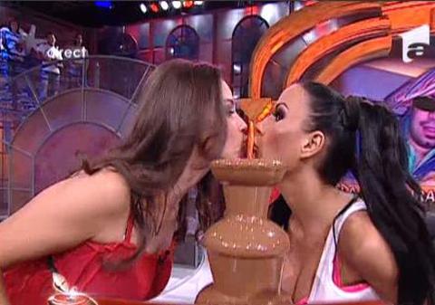 IMAGINI DE INFARCT! Iată-le pe Daniela Crudu şi Iuliana Luciu SĂRUTÂNDU-SE LASCIV! Foto