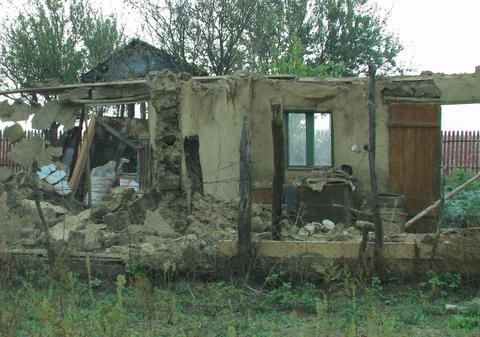 Un tânăr a murit strivit de un zid de chirpici. Si-a salvat nepotica cu preţul vieţii