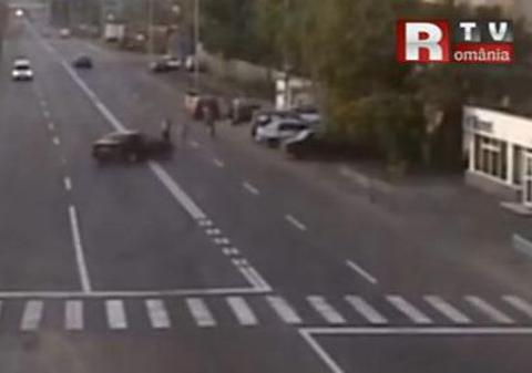 Se întâmplă în România: Un şmecher cu bolid a călcat doi pietoni după ce făcea figuri pe şosea | VIDEO INCREDIBIL