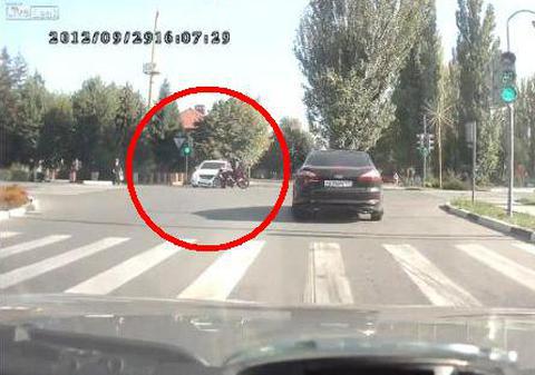 Nu te uita dacă nu eşti tare de inimă! Un motociclist loveşte o maşină cu 140 km/h! | VIDEO ŞOCANT