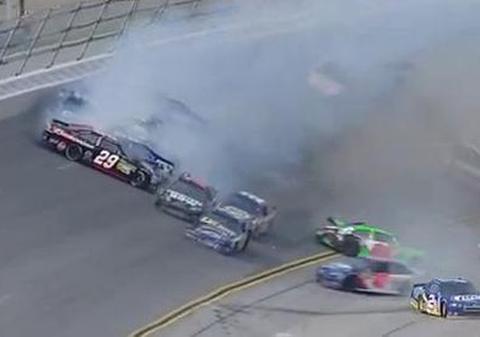 Uite cum s-au buşit 25 de maşini aproape în acelaşi timp! | VIDEO