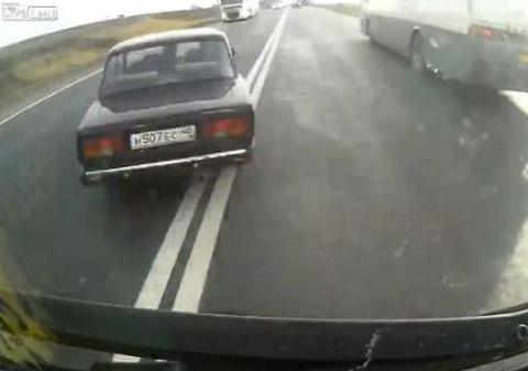 TERIFIANT! Uite cum au scăpat cu câteva zgârieturi după un impact devastator! | VIDEO