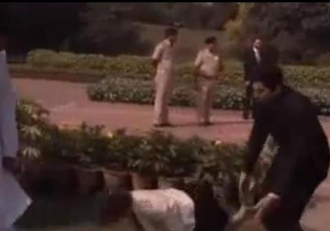 MOMENT PENIBIL! Premierul Australiei A CĂZUT pe iarbă, din cauza TOCURILOR! Video