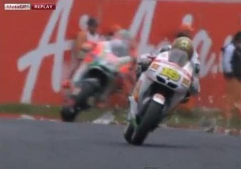 Un motociclist a făcut praf doi pescăruşi pe circuitul din Australia | VIDEO INCREDIBIL