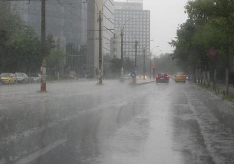 Vreme rece, ploi şi ninsori, de mâine până miercuri dimineaţă 