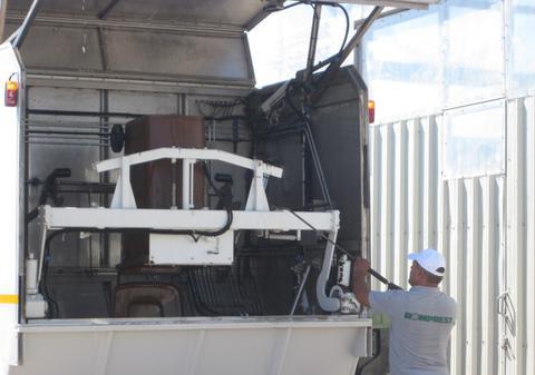 Uite cum se spală tomberoanele în Bucureşti!