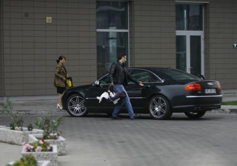 S-AU DUS LA PETRECERE! Nicoleta LUCIU şi Zsolt Csergo au tăiat moţul TRIPLEŢILOR | FOTO