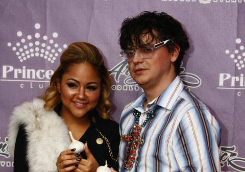 Designerul Adrian Haiduc i-a dăruit lui Kat DeLuna O CĂPĂŢÂNĂ DE USTUROI | FOTO