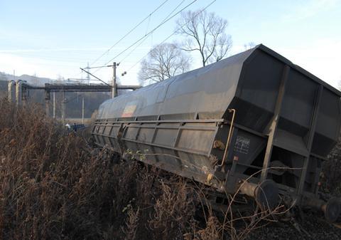 Circulaţia feroviară, blocată pe Valea Jiului de un tren care a deraiat
