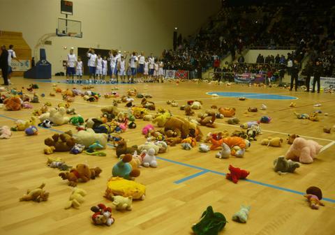 Spectatorii unui meci de baschet au donat jucării pentru copii cu dezabilităţi
