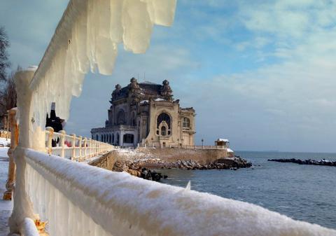 Iarna sculptează în gheaţă la malul mării