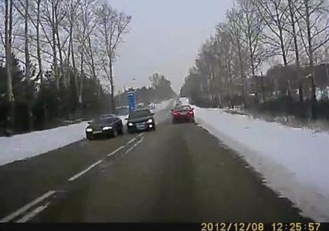 Depăşire periculoasă, impact frontal! Uite ce se poate întâmpla din pricina neatenţiei la volan! | VIDEO