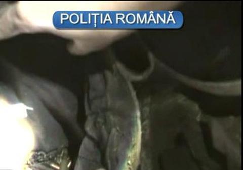 Arsenal de arme, îngropate în curtea casei unui bătrân de 75 de ani