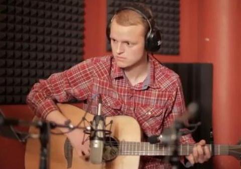 Ce trist! Un tânăr care are cancer şi-a luat adio de la prieteni printr-un cântec emoţionant! | VIDEO