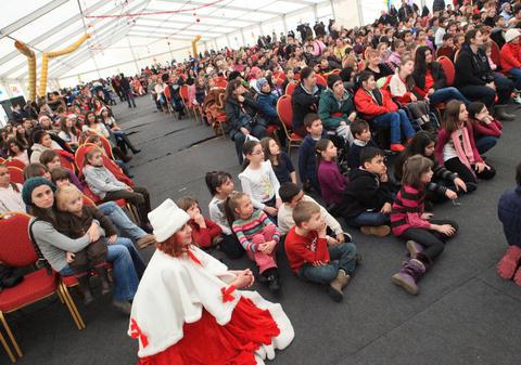 Record de copii la întâlnirea cu Moş Crăciun la Palatele Brâncoveneşti