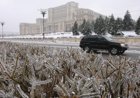 AVERTIZARE METEO: Intensificări de vânt şi ger până sâmbătă