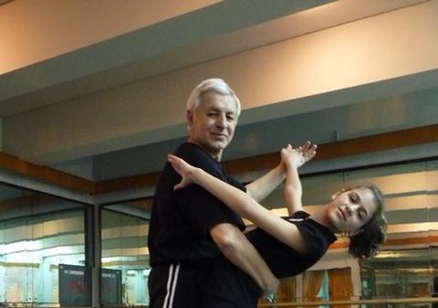 Ce face bărbatul acesta la 70 de ani, alţii nu reuşesc nici la 20 | FOTO