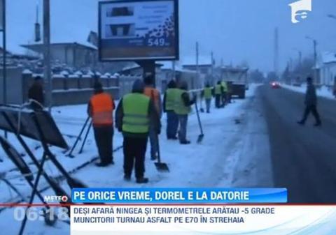 Poţi să crezi aşa ceva? Aseară, pe zăpadă, muncitorii turnau asfalt în Strehaia