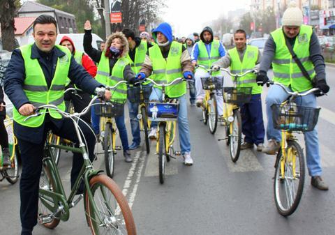Se plimbă de aproape o lună cu bicicleta printre alegători 