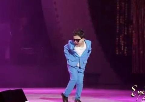 Uite ce HAZLIU e puştiul ăsta şi cum dansează pe Gangnam Style! | VIDEO