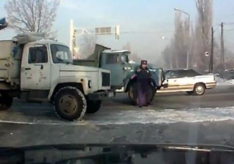 Un poliţist a fost lovit de un camion într-o intersecţie din Rusia | VIDEO